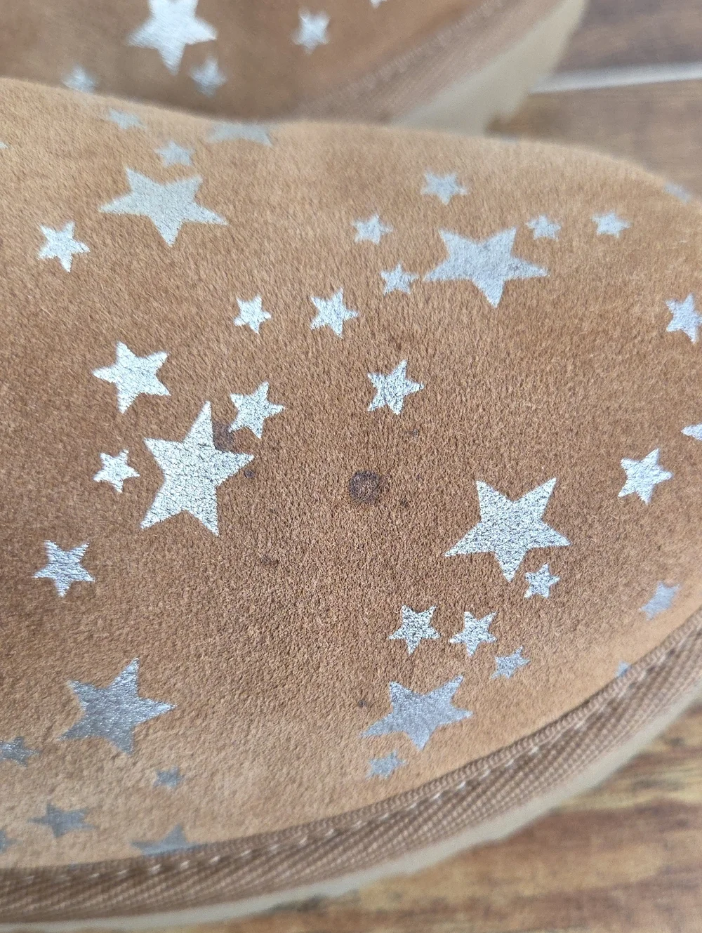 UGG Kids' Classic Mini II Stars Chestnut Suede Shearling Boot Sz 6Y Cabincore